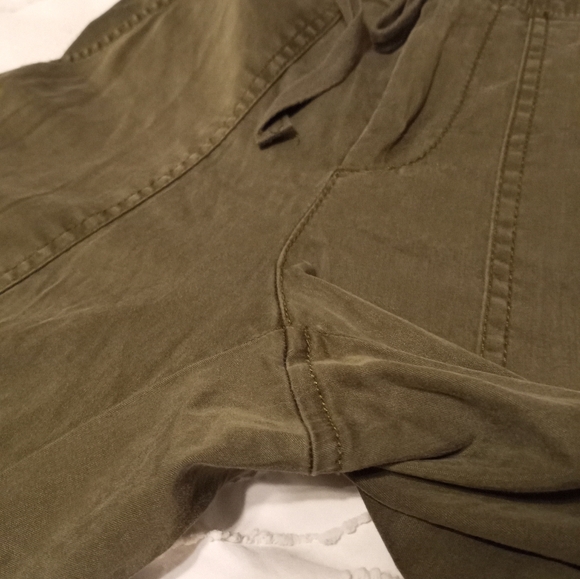 4/$20 Lou and Grey For Loft Army Green Cargo Pants - Picture 5 of 9